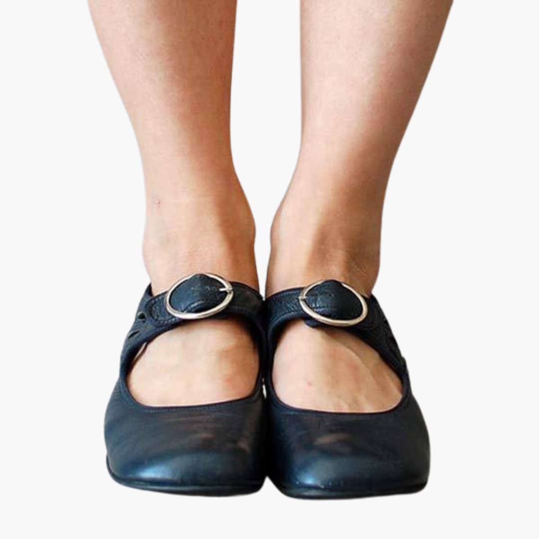 Women’s orthopedic sandals with block heel and closed toe design