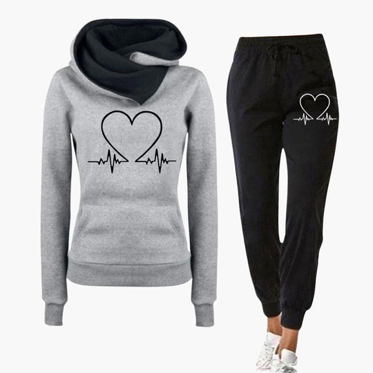 Stylish jogging set with heartbeat print – for women relaxed fit