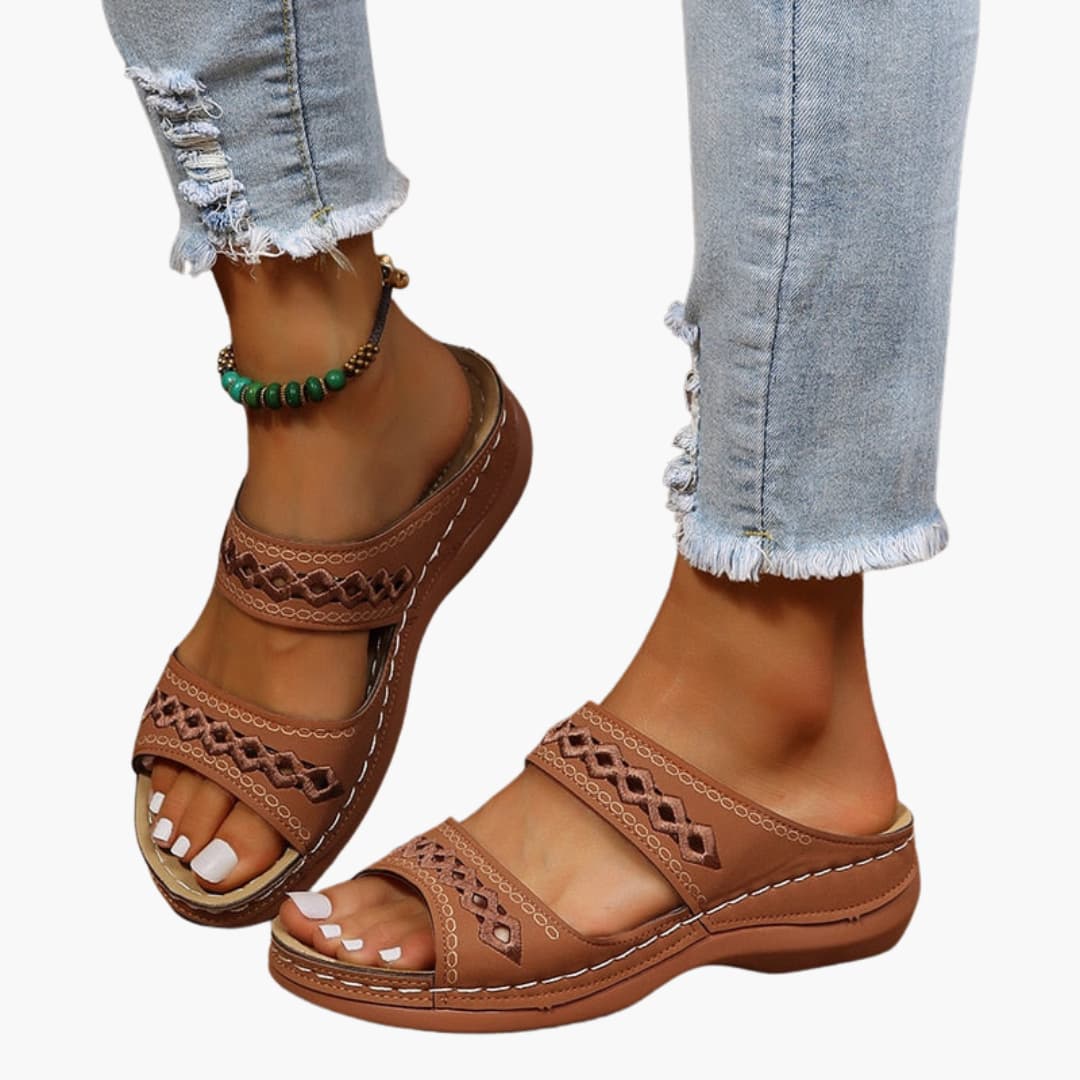Women’s flat sandals with double strap and cushioned insole