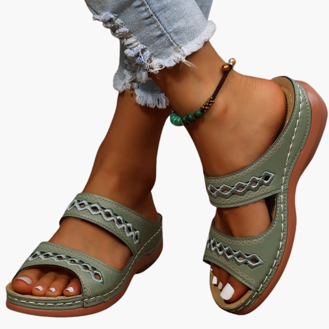 Women’s flat sandals with double strap and cushioned insole