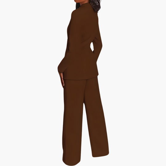Women’s blazer and trousers set with long sleeves and pockets
