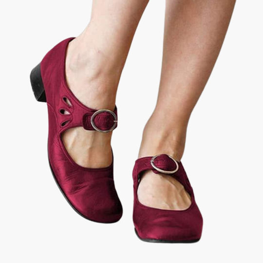 Women’s orthopedic sandals with block heel and closed toe design