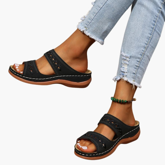 Women’s flat sandals with double strap and cushioned insole