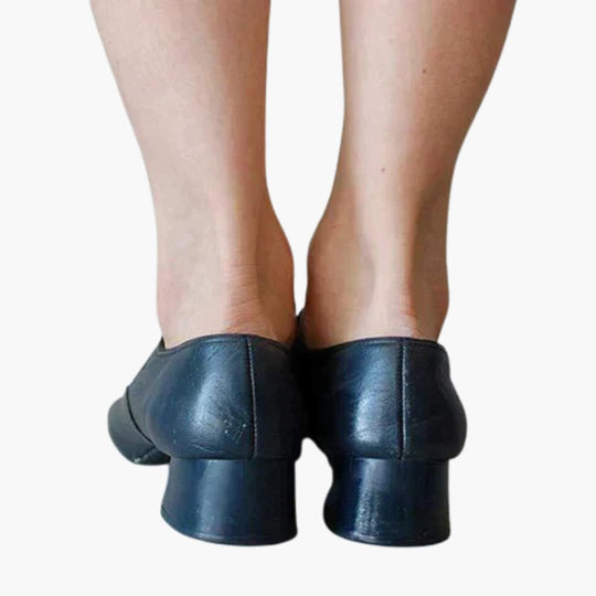 Women’s orthopedic sandals with block heel and closed toe design